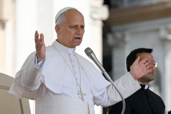 papież Leon na audiencji generalnej na placu świętego Piotra